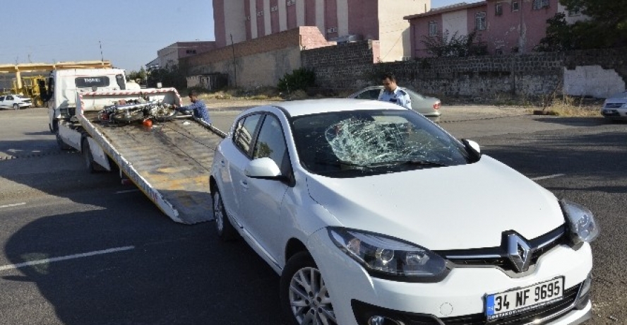 Otomobile çarpan motosikletin sürücüsü ağır yaralandı