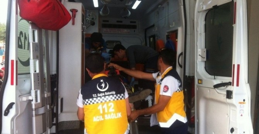 Otomobilin Çarptığı Motosiklet Sürücüsü Ağır Yaralandı