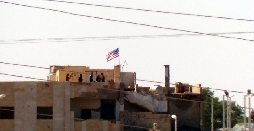 PYD’liler ABD bayrağı için nöbet tutuyor