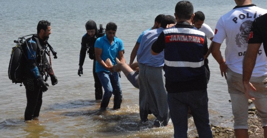 Takılan oltasını çıkarmak isterken öldü