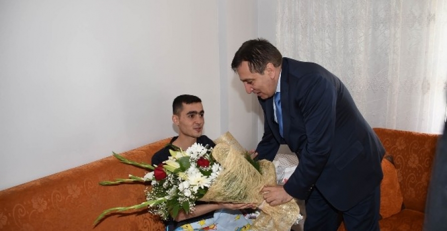 Vali Küçük, Yaralı Askeri Baba Evinde Ziyaret Etti