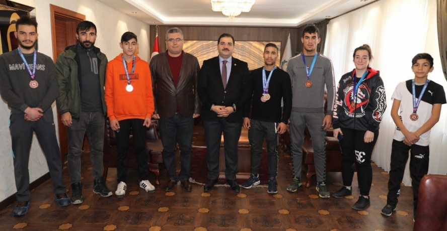 Canpolat sporcularını kucakladı